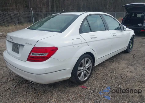 2013 Mercedes-Benz C 300 Luxury 4Matic/Sport 4Matic z USA, uszkodzony, nr VIN WDDGF8AB1DR251063